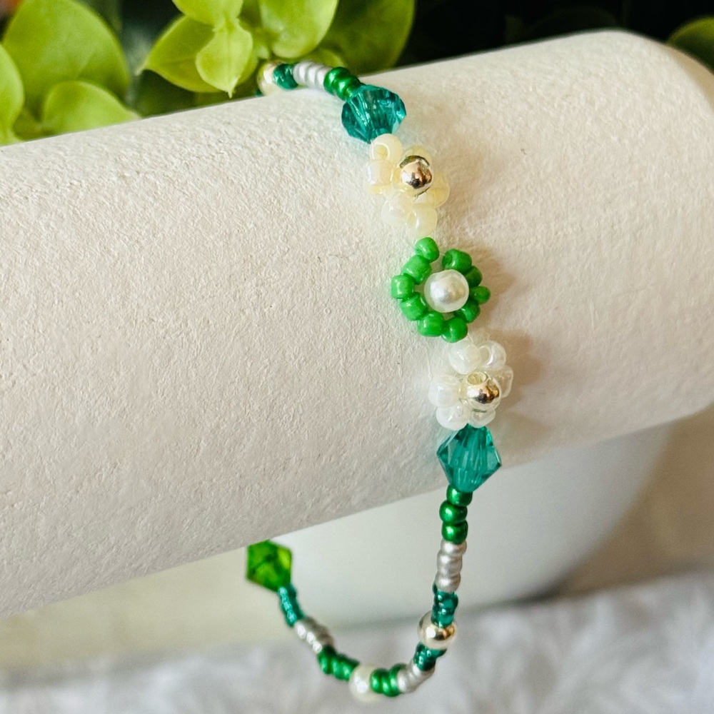 Elegant Green and Silver Beaded Bracelet